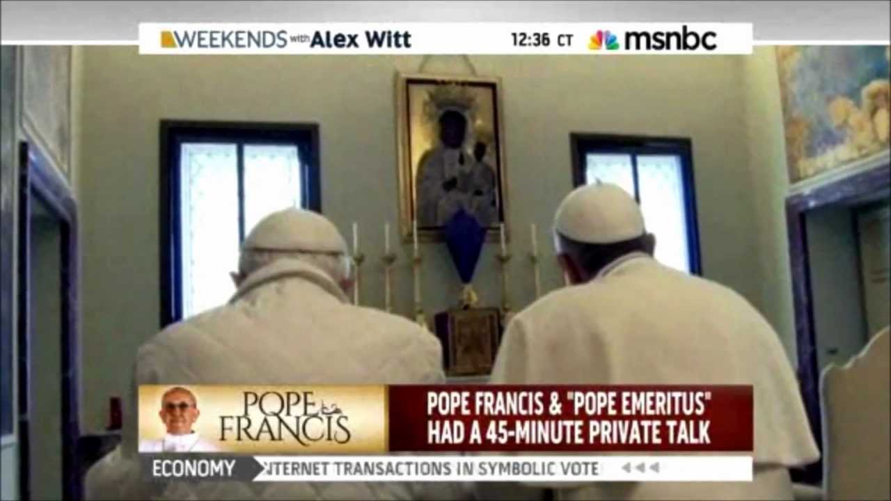Le pape François et le pape Benoît s'inclinant devant une vierge noire, Italie