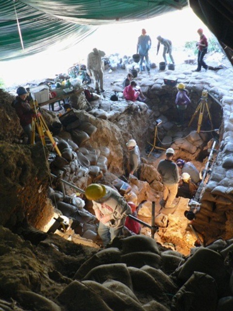 Chercheurs réalisant des fouilles dans une des grottes de Pinnacle Point