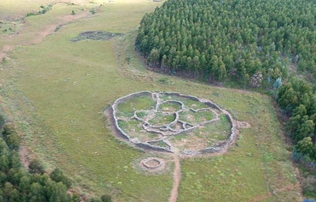 Exemple de ruines anciennes et effondrées par l'usure du temps, qu'on retrouve sur le site de Mpumalanga