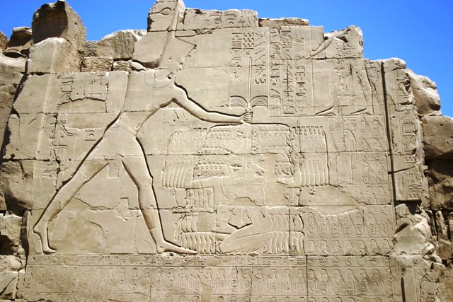 Djehouty-Messou écrasant ses enemis Gravure du temple de Karnak