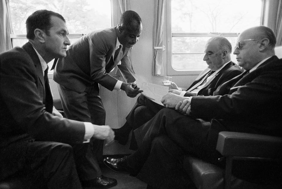 Amadou Ahidjo en 1971 avec à gauche Yvon Bourges, ministres français des Affaires étrangères. A droite le président français Georges Pompidou et Jacques Foccart, le père de la Francafrique. La soumission de celui qui est pourtant président du Cameroun depuis 11 ans se lit parfaitement sur cette image