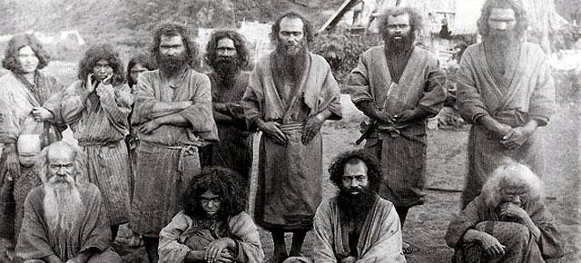 Nous avons trouvé cette image des Ainu du Japon que nous n'avons pas pu authentifiée par des sources fiables. Ceci dit les vêtements et les coiffures sont identiques à toutes les images des Ainu que nous avons vues. On voit donc qu'il y a au moins 4 Noirs sur cette image. Celui d'en bas à droite est presque parfaitement africain. 