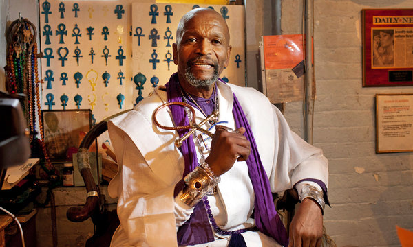 Baba Ankh Heru Semadj, prêtre vitaliste africain-américain Il tient dans sa main la croix d'Ankh, symbole suprême de la science religieuse noire.
