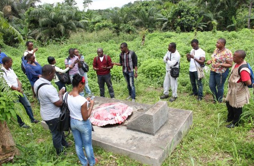 La tombe d'Um Nyobe La banalité de la sépulture contraste de manière ahurissante avec la grandeur l'homme