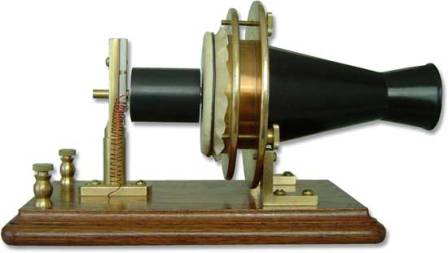 Le téléphone tel que conçu par Graham Bell. C'est Lewis Latimer qui a achevé de concevoir cette invention majeure de l'histoire humaine.