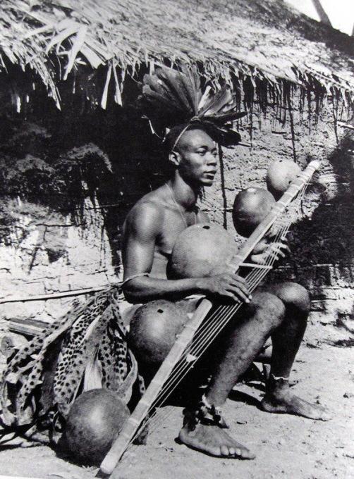 Un homme Fang du Cameroun jouant le Mvett, art musical qui retranscrit la tradition orale des Fang depuis la création du monde par Dieu 