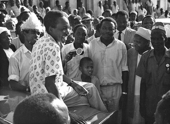 Nyerere avec ses partisans Admirons la décontraction de l'homme et sa proximité avec le peuple