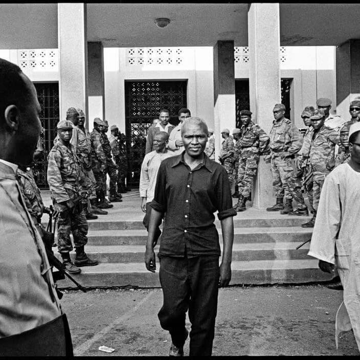 Ernest Ouandié s'avancant vers sa mort le 15 Janvier 1971. Quelques minutes après la prise de cette photographie, il fut fusillé. Le Kamerun est mort avec lui. 