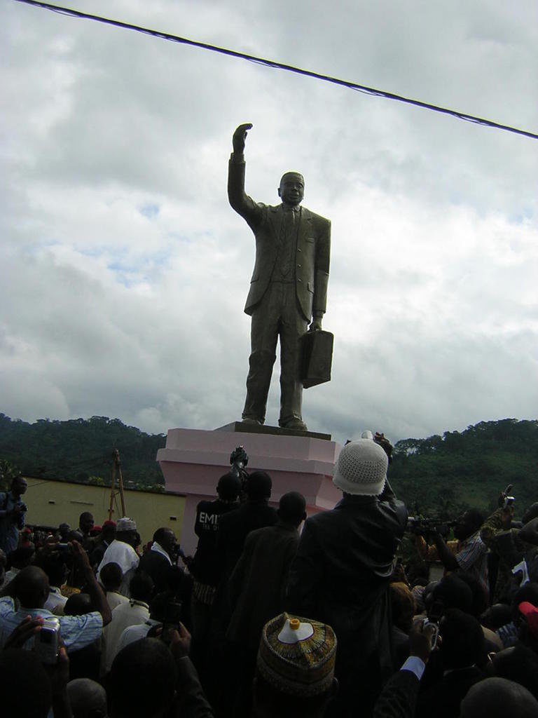 Statue en hommage à Um Nyobe à Eseka