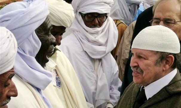 Le président algérien Bouteflika en visite au sud de l'Algérie avec les peuples noirs du pays