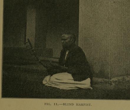 Harpiste du Buganda Il joue la harpe qu'on retrouve partout en Afrique, y compris en Egypte ancienne