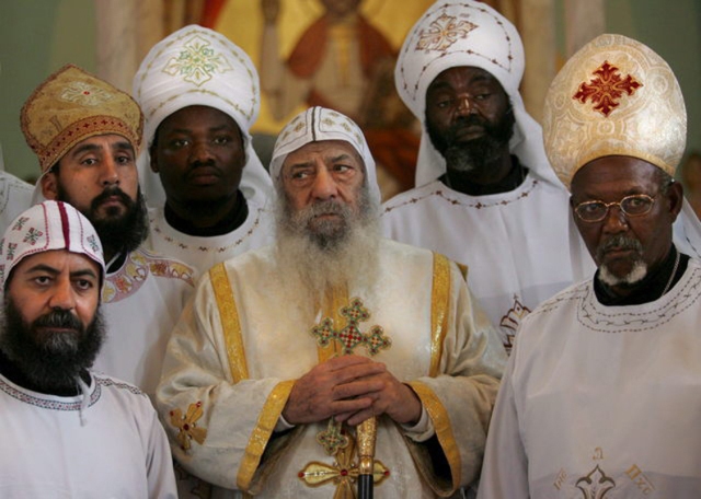 L'ancien pape de l’église copte orthodoxe d’Égypte, le pape Shenouda III entouré de quelque uns de ses hommes d’Église.