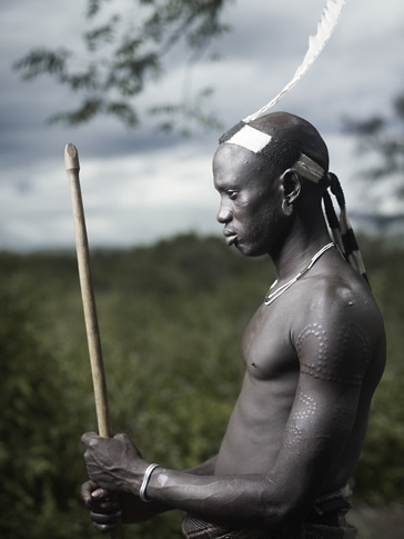 Un homme Mursi d'Ethiopie portant la Plume de la Maât