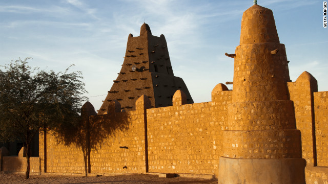 La mosquée de Sankoré fut un des 3 établissements formant le complexe universitaire de la ville de Tombouctou La ville légendaire doit beaucoup à l'Askia Mohammed Touré pour sa réputation mondiale de l'époque