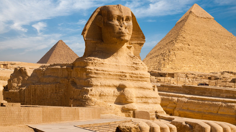 Le complexe de la constellation d'Ousiré avec le visage négroïde du Sphinx et les pyramides
