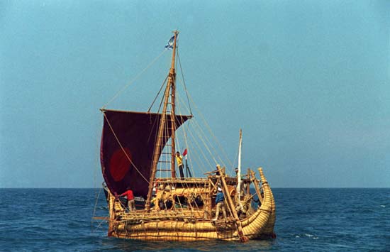 En 1969, l'anthropologue et archéologue norvégien Thor Heyerdahl tente de démontrer que même le bateau primitif égyptien, celui en papyrus séché, peut traverser l'atlantique. Construit par les peuples du Lac Tchad, Le premier bateau (Ra) part du Maroc et coule après 5000 km, non loin des Antilles. Thor Heyerdahl se rend compte qu'il a négligé un élément initial des plans égyptiens En 1970, un deuxième bateau, le Ra II part donc du Maroc et arrive jusqu'à la Barbade, démontrant que les Egyptiens ont bel et bien pu traverser l'Atlantique