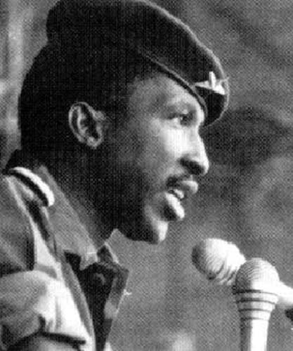 Thomas Sankara, président légendaire du Burkina Faso Il a donné un nom africain à son pays, a fait de l'émancipation de la femme son cheval de bataille Il était panafricaniste, son modèle socialiste a connu un certain succès en assurant l'autosuffisance alimentaire au Burkina Faso