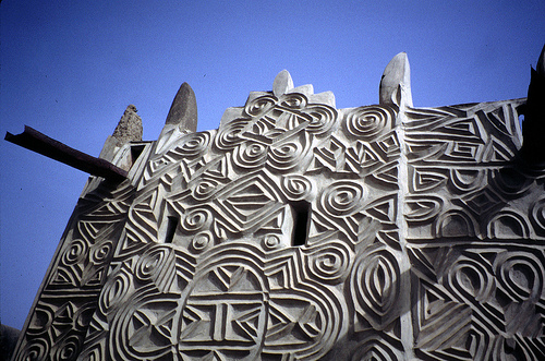 Architecture haoussa Remarquez les motifs en spirale. Dans la spiritualité africaine, Râ a pris une forme en spirale pour engendrer la création. La spirale est la forme sacrée en Afrique. 
