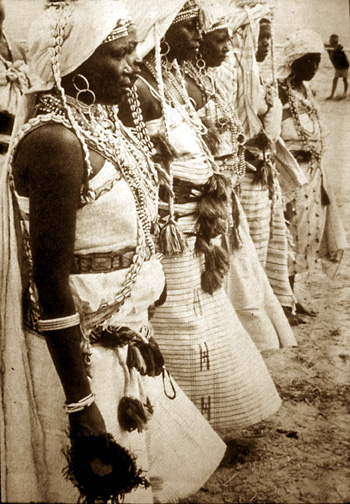 Femmes prêtresses chez les Haoussa il y a un siècle Le matriarcat était entier chez ce peuple du Niger-Nigéria avant l'islamisation