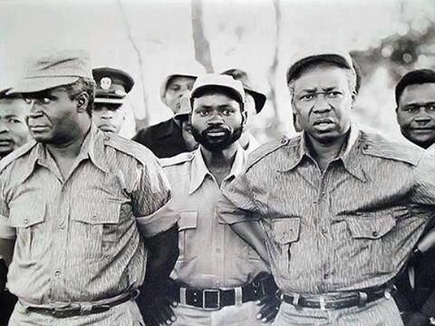 Le président zambien Kenneth Kaunda et le président Nyerere devant Samora Machel C'est un front d'Afrique australe qui a permis au Mozambique d'accéder à l'indépendance