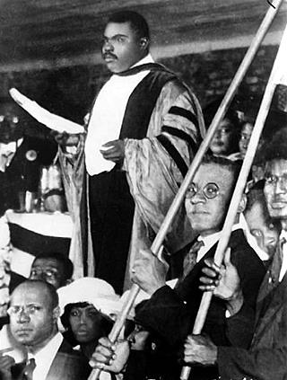 Marcus Garvey lors d'un rassemblement de l'UNIA A droite de l'image en lunettes c'est Earl Little, le père de Malcolm X