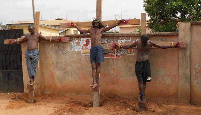 Africains imitant la crucifixion biblique. La conséquence d'une aliénation spirituelle datant de l'ère coloniale