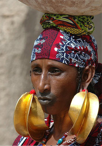 Femme peule de Mopti au Mali. Les lèvres sont tatouées de noir, les boucles d'oreille sont impressionnantes 