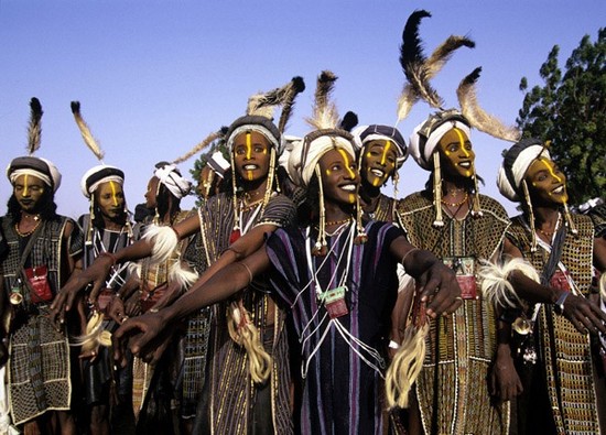 Hommes peuls du groupe Wodabe au Niger Ils portent la plume de la Maât qu'on retrouve dans toute l'Afrique Chez les Wodaabe, lors de la cérémonie du Geerewol, les hommes effectuent des danses et les femmes choisissent elles-mêmes un amant ou un fiancé parmis les danseurs L'héritage est toujours matrilinéaire chez les Wodaabe. Ce groupe reste fondamentalement ancré dans la tradition matriarcale africaine, alors que les Peuls islamisés ont adopté le patriarcat