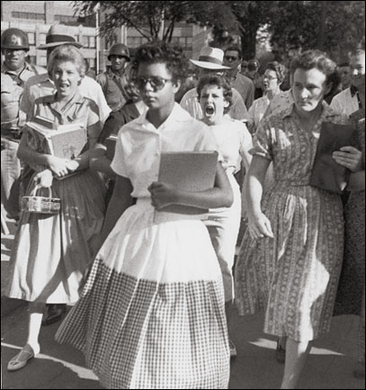 Elizabeth Eckford en 1957 fut une des premières noires à intégrer une école pour Blancs à Little Rock aux USA, suite à une décision de la Cour suprême interdisant la ségrégation. Une foule en colère la poursuit et elle garde un calme absolument impressionnant