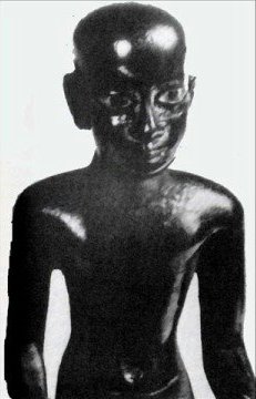 Imhotep, père des pyramides et de la médecine moderne Il est considéré par beaucoup comme le plus grand savant africain de l'histoire 