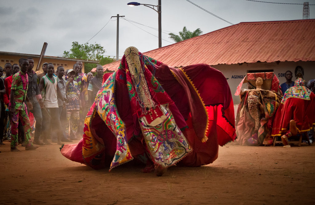 Au centre de cette cérémonie Vodoun au Bénin, c'est un Egungun. Egungun est le messager des ancêtres. Les ancêtres prennent possession de l'Egungun et parle à travers lui, transmettant des messages aux vivants