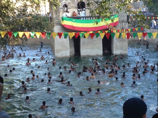 De jeunes éthiopiens dans le bain de Fasilidès 