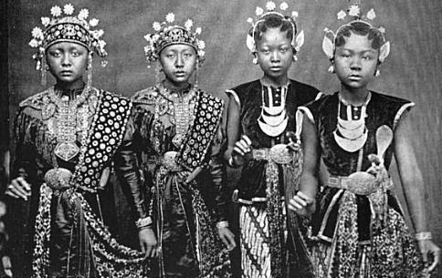 De jeunes femmes sur l'île de Java en Indonésie il y a un siècle Elles sont métissés de Noirs et de Mongols
