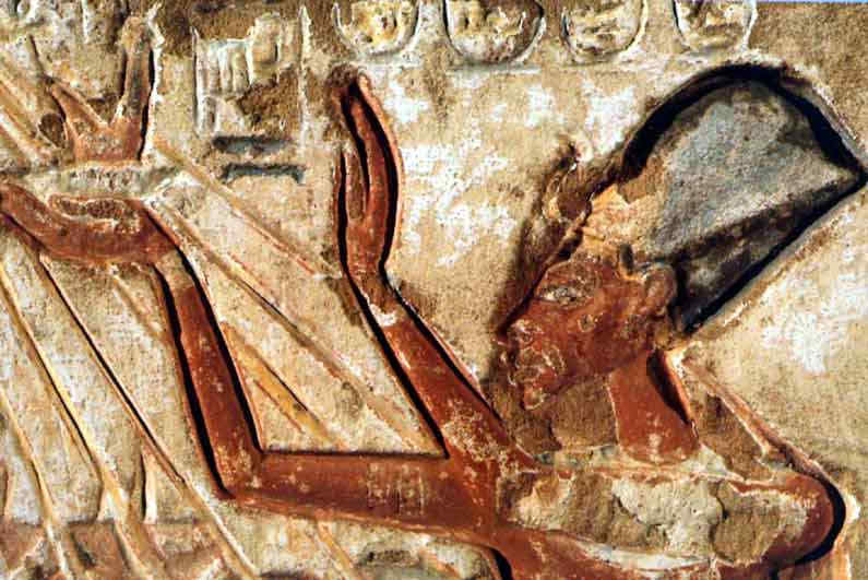 Akhenaton en adoration devant le soleil messager de Dieu. On voit les rayons qui atteignent le pharaon 