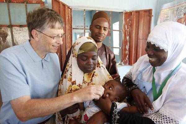 Bill Gates et ses vaccins. Il a dit clairement qu'on pouvait utiliser les vaccins pour réduire la population mondiale.