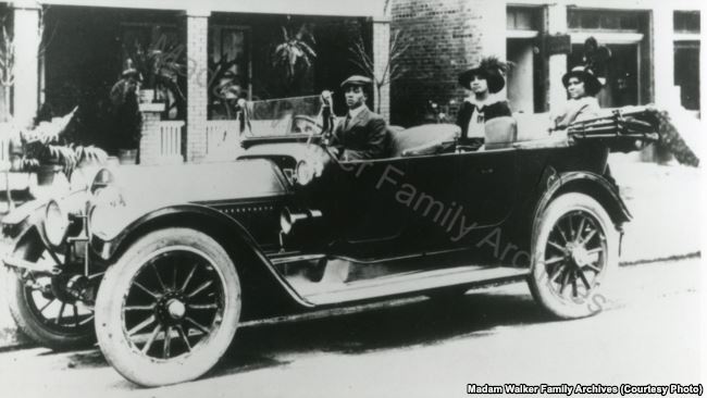 Madam Walker et sa fille A'Lelia à l'arrière de leur limousine 