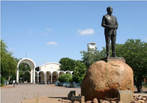 Statue colossale de Seretse Khama à l'entrée du parlement à Gaborone
