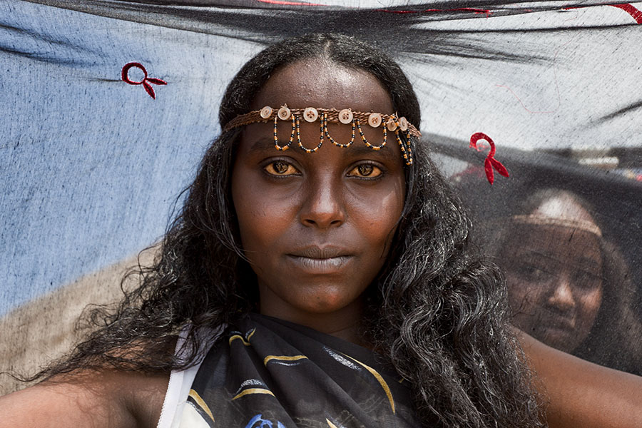 Femme Borana du Kenya avec les cheveux lisses 